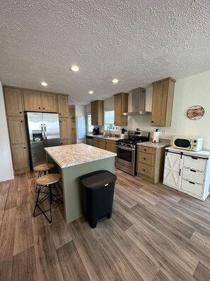 ثلاجة، ميكروويف، فرن، موقد طهي مسطح