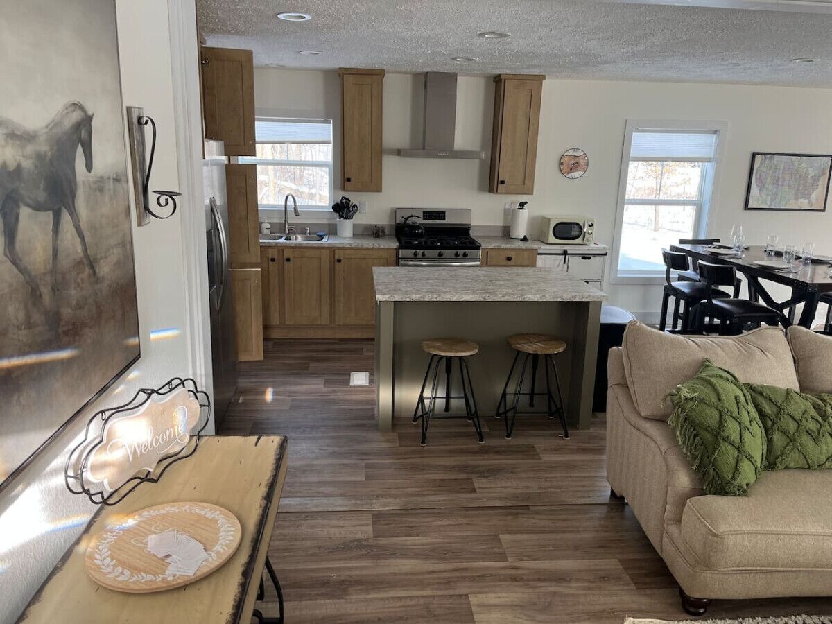 Un espacio habitable amplio con una cocina, una mesa de comedor y un sofá.
