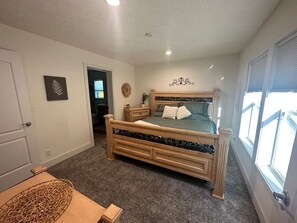 3 bedrooms, desk, iron/ironing board, travel crib