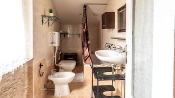 Secador de pelo y toallas