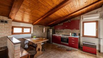 Frigorífico, horno, placa de cocina y cafetera o tetera