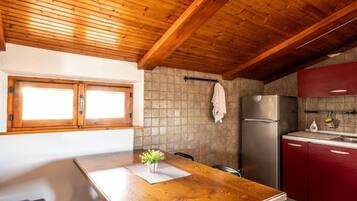 Kühlschrank, Ofen, Herdplatte, Wasserkocher mit Kaffee-/Teezubehör