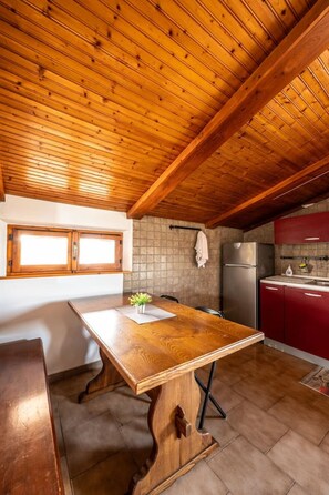 Fridge, oven, stovetop, coffee/tea maker