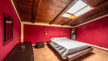 1 dormitorio, escritorio, tabla de planchar con plancha y wifi