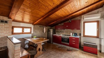 Fridge, oven, stovetop, coffee/tea maker