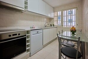 Kühlschrank, Mikrowelle, Ofen, Geschirrspüler