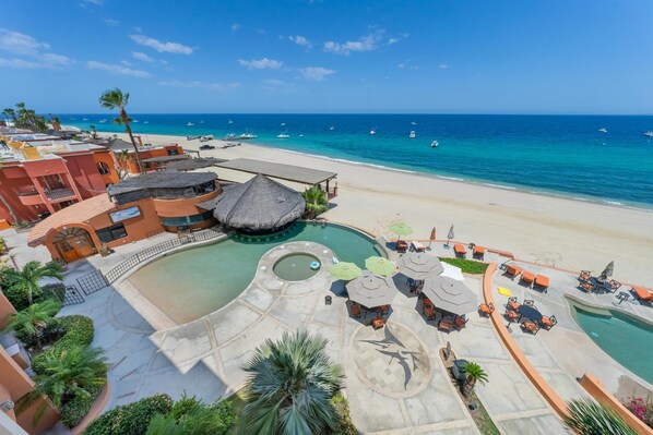 Un resort con piscina, playa y vista al océano.