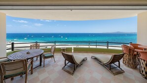 Un balcon avec vue sur la plage et l’océan.