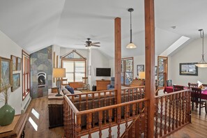 Smart TV, chimenea, libros, estéreo