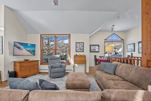 Smart-TV, Kamin, Bücher, Stereoanlage