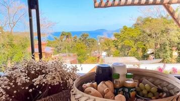 Suíte luxo, banheira de hidromassagem, vista para o mar | Opções para refeição no quarto