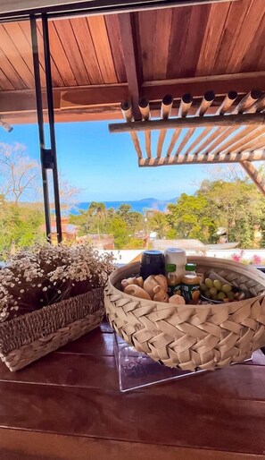 Suite Deluxe, bain à remous, vue mer | Restauration dans la chambre