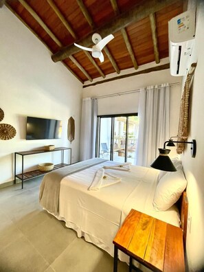Loft Superior, lemari es & microwave, pemandangan laut | 1 kamar tidur, bantalan ekstra lembut, dan tirai kedap cahaya