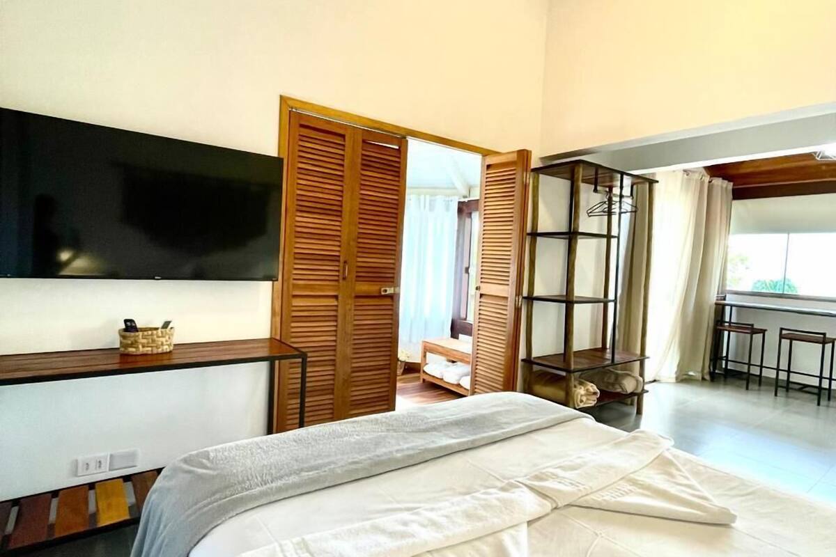 Deluxe Suite, Jetted Tub, Sea View | 1 bilik tidur, tilam berlapik, langsir/tirai gelap terus