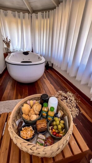 Deluxe Suite, Jetted Tub, Sea View | In-room dining