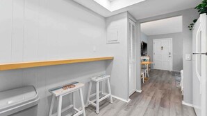 Eine moderne Küche mit weißen Schränken, einer Holz Arbeitsplatte und einem eingebauten Ofen.