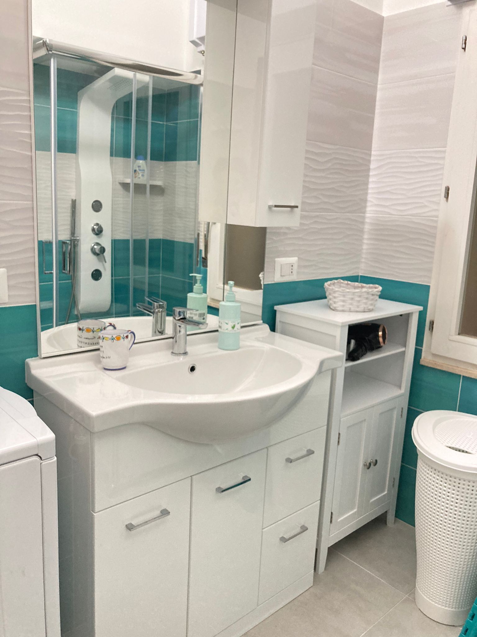 Douche, articles de toilette gratuits, sèche-cheveux, bidet