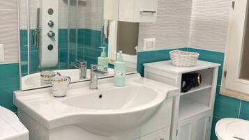 Douche, articles de toilette gratuits, sèche-cheveux, bidet