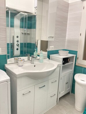 Shower, free toiletries, hair dryer, bidet - Terrace overlooking the sea (Scoglitti)