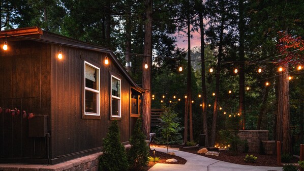 Property grounds - Coulter Pine by Freewyld l Charming Cabin for Two (Idyllwild-Pine Cove)