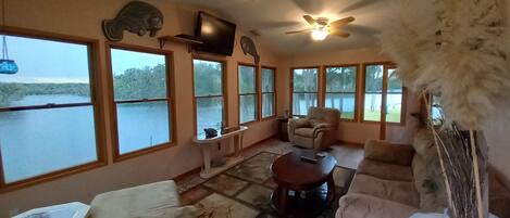 Smart TV, fireplace