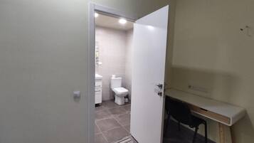 Dusj, hårføner, håndklær og såpe