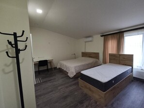 1 habitación, tabla de planchar con plancha, wifi y ropa de cama