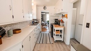Wasserkocher mit Kaffee-/Teezubehör, Kühlschrank, Mikrowelle, Ofen