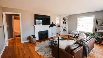 Una televisión, una chimenea