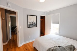 2 soverom, skrivebord, strykejern/-brett og wi-fi