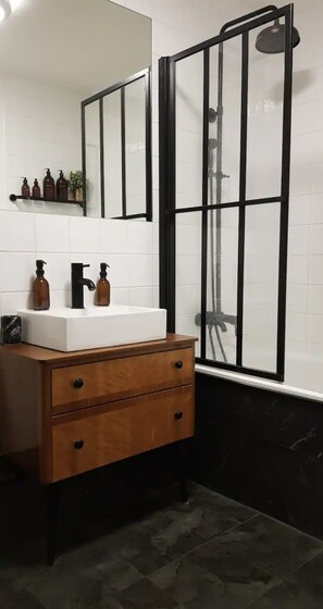 Hair dryer, towels, soap, shampoo - Stylish, comfortable, and spacious Haggerston 2 bed apartment *rarely available* (London)