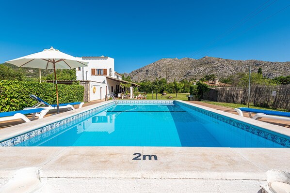 A swimming pool with a 2m depth marker, surrounded by lounge chairs and a white umbrella. - XIM ( Angels ). Nice villa within walking distanace to Pollensa (Pollensa)