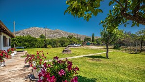 A residential area with a house, a car, and a mountain in the background. - XIM ( Angels ). Nice villa within walking distanace to Pollensa (Pollensa)