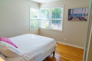 2 habitaciones, escritorio, tabla de planchar con plancha y wifi gratis 