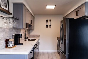 Frigorífico, microondas, horno y placa de cocina