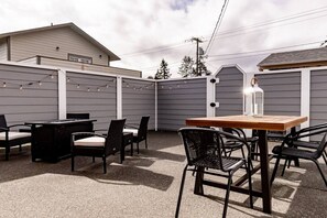 Outdoor dining - Downtown, close to BC ferry & Nat'l  park (Port Angeles)