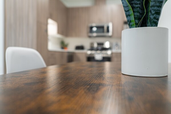 Fridge, microwave, oven, stovetop - The MOD Suite: Quaint family abode near UChicago, Lakeshore Dr. & DuSable Museum (Chicago)