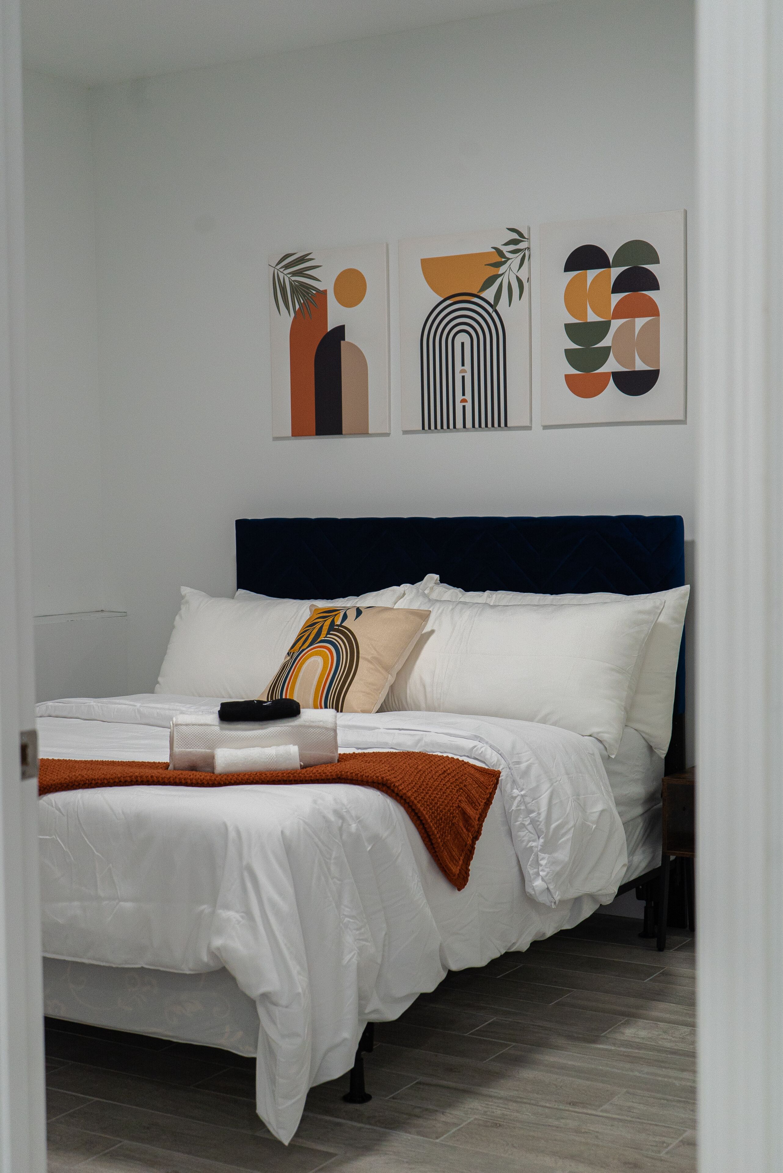 3 habitaciones, escritorio y tabla de planchar con plancha 