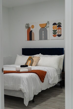 3 bedrooms, desk, iron/ironing board, travel cot - The MOD Suite: Quaint family abode near UChicago, Lakeshore Dr. & DuSable Museum (Chicago)