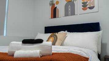 3 habitaciones, escritorio y tabla de planchar con plancha