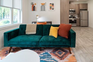 Smart TV, books - The MOD Suite: Quaint family abode near UChicago, Lakeshore Dr. & DuSable Museum (Chicago)