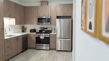 Refrigerador, microondas, horno y parrilla de estufa