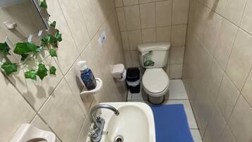 Doccia, asciugacapelli, asciugamani, sapone