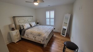 3 habitaciones, escritorio, tabla de planchar con plancha y wifi gratis
