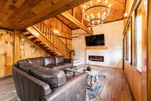 Smart TV, fireplace, table football, ping pong - Spacious Cabins near boating & Nantahala OC with gameroom, hot tubs & fire pits (Bryson City)