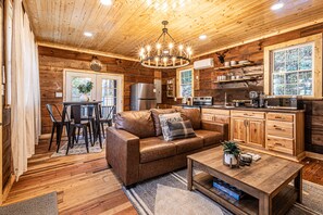 Smart TV, fireplace, table football, ping pong - Spacious Cabins near boating & Nantahala OC with gameroom, hot tubs & fire pits (Bryson City)