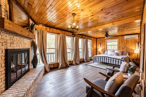 5 bedrooms, iron/ironing board, travel cot, free WiFi - Spacious Cabins near boating & Nantahala OC with gameroom, hot tubs & fire pits (Bryson City)