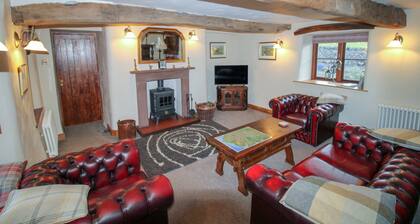 A cottage that sleeps 4 guests in 2 bedrooms