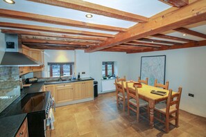 Fridge, microwave, oven, dishwasher - A cottage that sleeps 4 guests  in 2 bedrooms (Little Strickland)