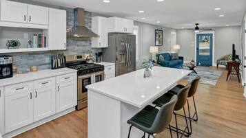 Refrigerador, microondas, horno, placa de cocina